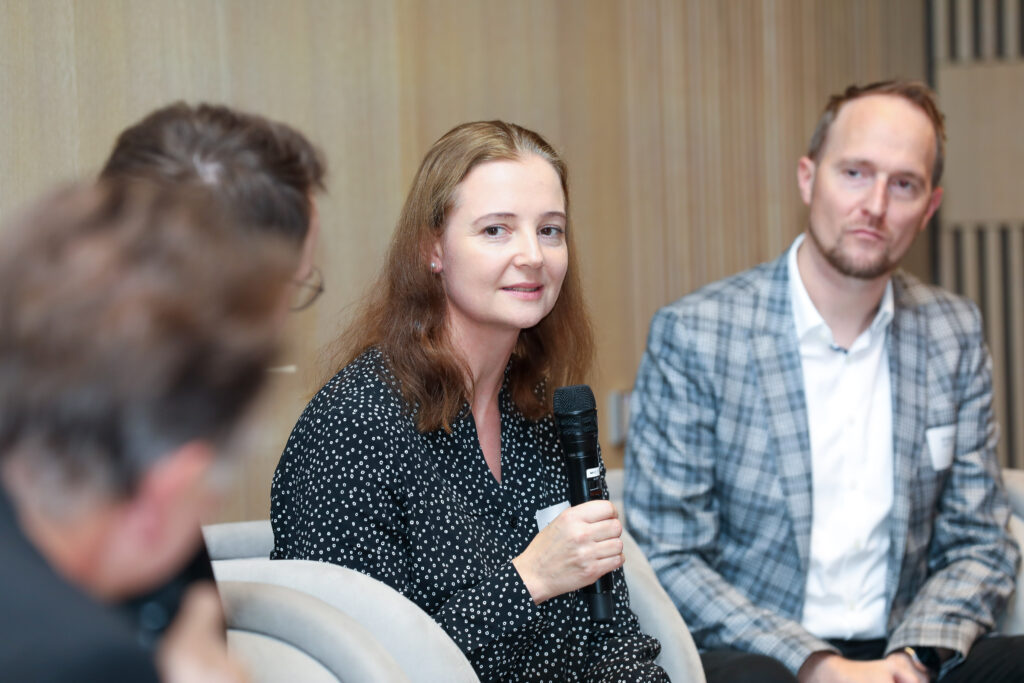 Am Bild ist Beate Fabian zu sehen, zusammen mit Wolfgang Rieger von Kapsch TrafficCom, die das Projekt Responsible Annotation am Podium des Unternehmensdialogs präsentieren.